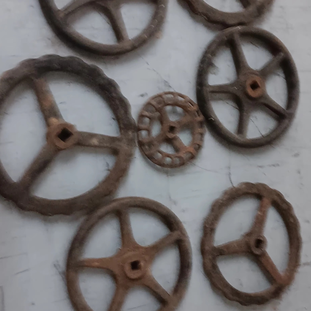 Rusty Vintage Metal Valve Wheel Décor - Brown